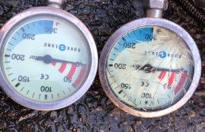 ダイビングゲージ破損