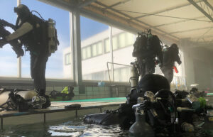 プールでリブリーザーダイビング