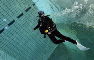 プールダイビング